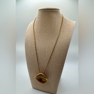 🌊 Coastal Gold Tone Necklace with beautiful pendant rimmed in gold
